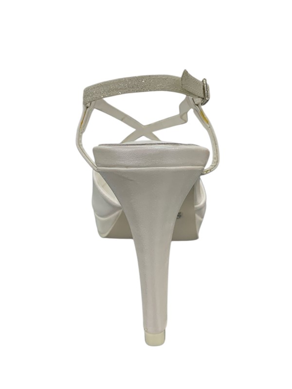 12370685C4F1B15125944EE10DD16AAE_ Sandali kiss kriss